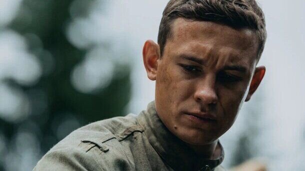 Звезда «Августа» Никита Кологривый рассказал, с кого «списал» Таманцева: актер даже копировал манеру говорить и двигаться Кадр из фильма «Август»