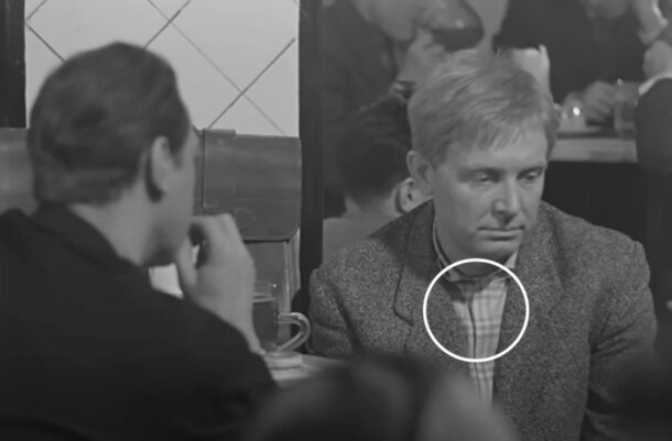 Берегись автомобиля и похода в пивную: в фильме Рязанова нашли странный ляп — внимание на наряд Деточкина (фото) Берегись автомобиля и похода в пивную: в фильме Рязанова нашли странный ляп — внимание на наряд Деточкина (фото)