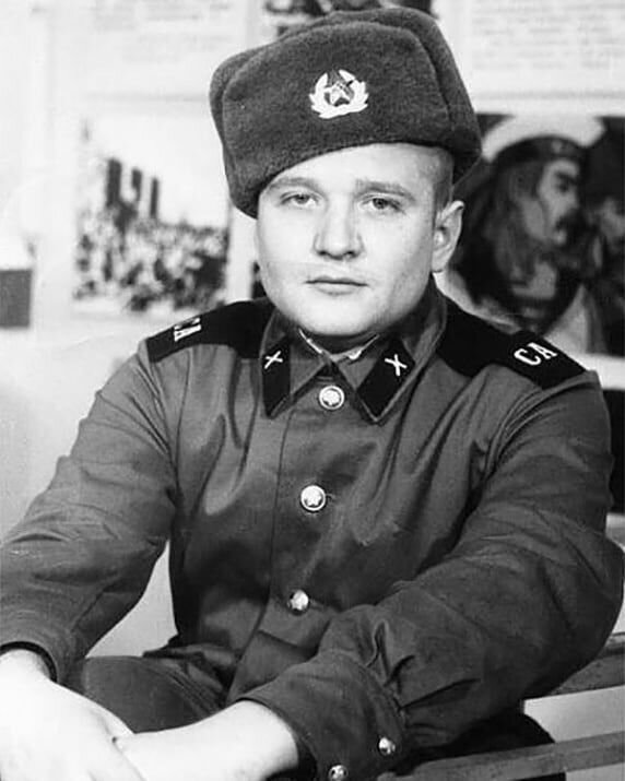 Мимо такого красавчика не пройти: обомлеете, увидев Колобкова из сериала «Солдаты» в молодости Мимо такого красавчика не пройти: обомлеете, увидев Колобкова из сериала «Солдаты» в молодости
