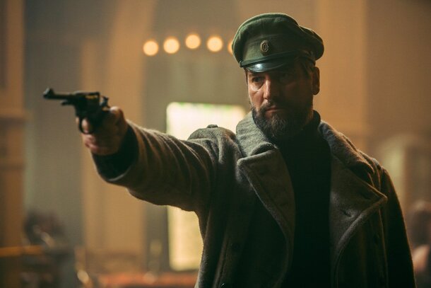 Этот российский сериал еще не вышел, а его уже сравнивают с «Острыми козырьками»: только вместо Мерфи — Устюгов Кадр из сериала «Константинополь»