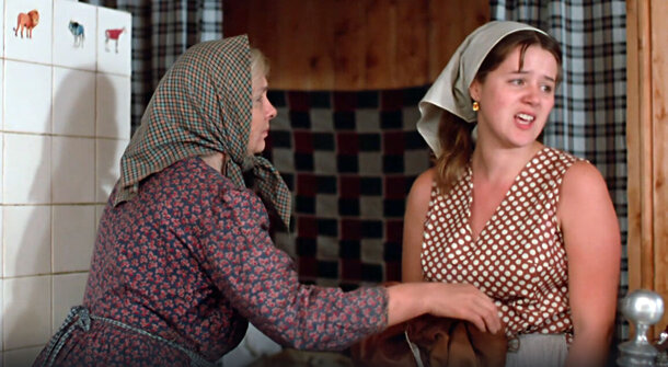 Почему старшая дочь Надюхи ушла от мужа? В фильме «Любовь и голуби» это не показали, но в пьесе — вся правда Кадр из фильма "Любовь и голуби"