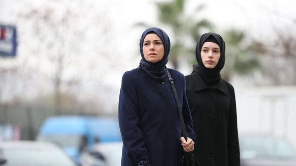 А вы замечали? Объясняем, почему в сериале «Красные бутоны» герои никогда не целуются в губы А вы замечали? Объясняем, почему в сериале «Красные бутоны» герои никогда не целуются в губы