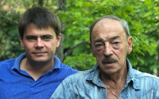 Есть всего три места, где Боярский появляется без шляпы: сверкает лысиной без стеснения