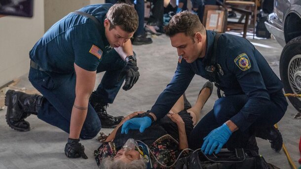 Сериал «9-1-1» легко обошел «Анатомию страсти»: 3 финальных эпизода уже на носу — ждать осталось несколько дней Кадр из сериала «9-1-1»