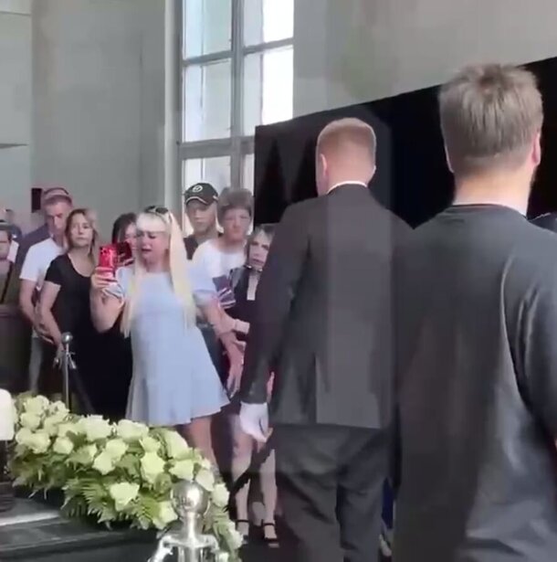 Похороны Шатунова не обошлись без публичного скандала: видео Похороны Шатунова не обошлись без публичного скандала: видео