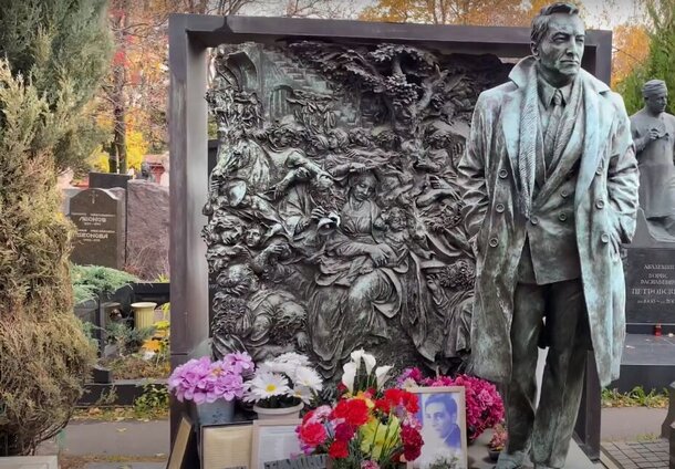 Его обожали все в СССР: на чьей могиле стоит самый дорогой памятник на Новодевичьем кладбище
