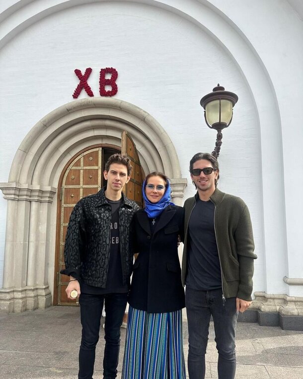 Елена Север показала выросших сыновей: один красивее другого (фото) Елена Север показала выросших сыновей: один красивее другого (фото)