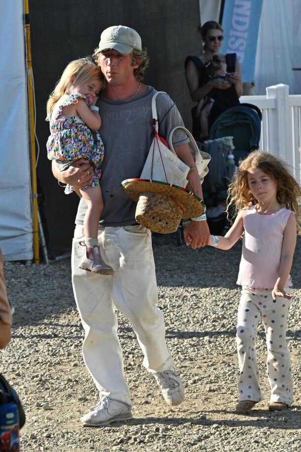Jeremy Allen White With His Daughters 