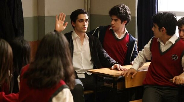 4 турецких сериала с Мертом Рамазаном Демиром: оказывается, сыграл не только Ферита в «Зимородке» «Учитель» (2020)