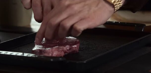 «Что, снова вагю на завтрак, Рэймонд?»: какое мясо ели в «Джентльменах» — смысл сцены понятен только искушенным Вагю в "Джентльменах"