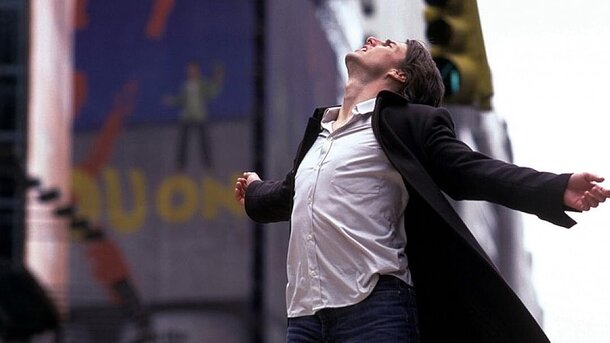 When Hollywood Emptied Times Square for Tom Cruise — One of the Most Expensive Film Scenes Ever Still from the movie 'Vanilla Sky' (2001)