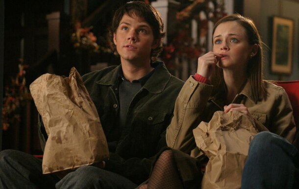Why 'Gilmore Girls' Still Reigns: Coffee, Comebacks, and the Cult of Quick-Wit – A Must-Watch or Nostalgic Myth? Still from the series 'Gilmore Girls'
