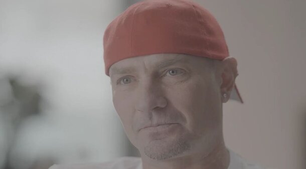 Дождались: иностранцы узнают историю Романа Костомарова, пережившего кому, сепсис и ампутации