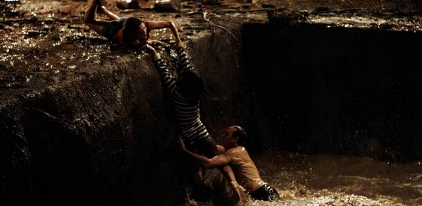 «Я думала, это реквизит»: лишь в одном известном ужастике актеры снимались с реальными трупами — и звездам об этом даже не сказали