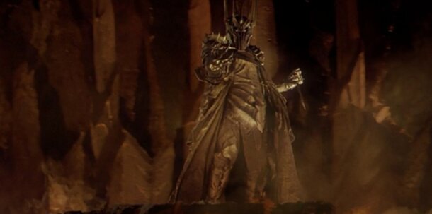 Этот странный момент с Сауроном в «Братстве кольца» объяснили лишь десятки лет спустя: Джексон зря вырезал важную для сюжета сцену Этот странный момент с Сауроном в «Братстве кольца» объяснили лишь десятки лет спустя: Джексон зря вырезал важную для сюжета сцену