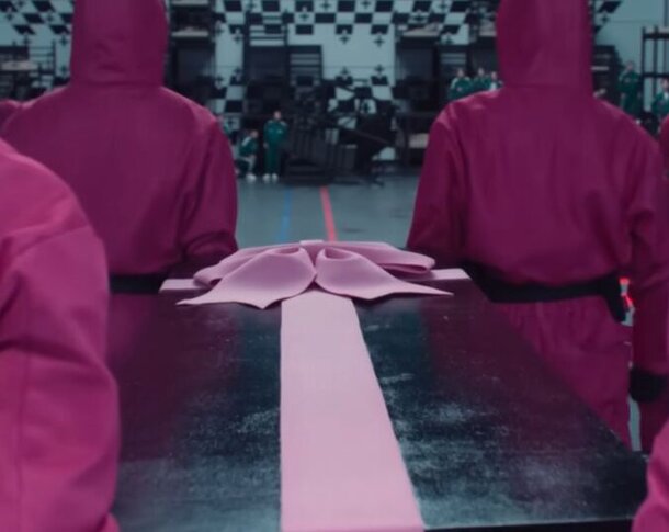 «Как у BLACKPINK»: цвета в «Игре в кальмара» выбраны не случайно — вот почему игроки в зеленом, а охрана в красном