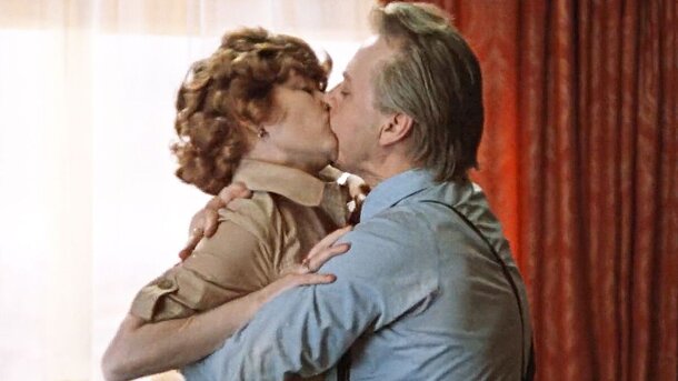 «Просто непристойно»: из «Москва слезам не верит» вырезали сразу несколько сцен 18+, и в одной из них Табаков домогался до коллеги «Просто непристойно»: из «Москва слезам не верит» вырезали сразу несколько сцен 18+, и в одной из них Табаков домогался до коллеги