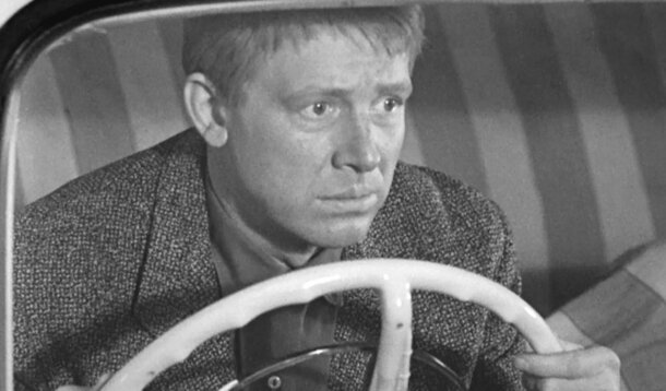 Увидели сценарий и вскипели: один из своих лучших фильмов Рязанов снял обманом — оставил с носом советскую власть (и цензуру) Увидели сценарий и вскипели: один из своих лучших фильмов Рязанов снял обманом — оставил с носом советскую власть (и цензуру)