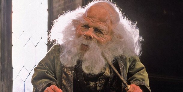 Из седого старичка в мини-версию Гоголя: почему профессор Флитвик резко сменил имидж в «Гарри Поттере» Из седого старичка в мини-версию Гоголя: почему профессор Флитвик резко сменил имидж в «Гарри Поттере»