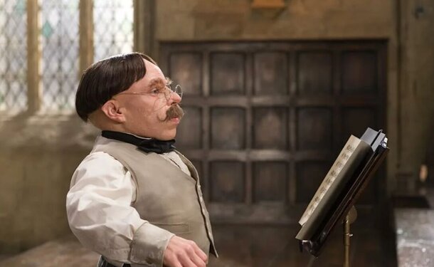 Из седого старичка в мини-версию Гоголя: почему профессор Флитвик резко сменил имидж в «Гарри Поттере» Из седого старичка в мини-версию Гоголя: почему профессор Флитвик резко сменил имидж в «Гарри Поттере»