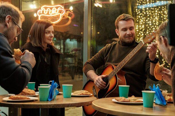 «О, господи, это Макдональдс!»: уже в первых сериях «Москва слезам не верит» целых два серьезных ляпа — и оба из «прошлого» «О, господи, это Макдональдс!»: уже в первых сериях «Москва слезам не верит» целых два серьезных ляпа — и оба из «прошлого»