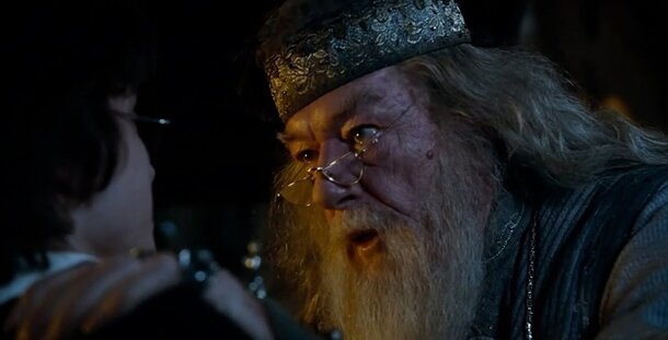 Гэмбона в роли Дамблдора фаны «Гарри Поттера» возненавидели из-за единственной фразы «не по книге» – ошибку осознали спустя годы Гэмбона в роли Дамблдора фаны «Гарри Поттера» возненавидели из-за единственной фразы «не по книге» – ошибку осознали спустя годы