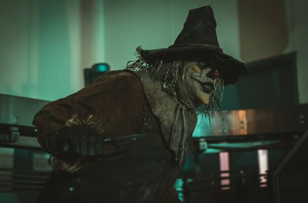 Идеальная замена «Ужасающему» и Пеннивайзу выходит в прокат: сюжет безумный, убийца-пугало и море расчлененки