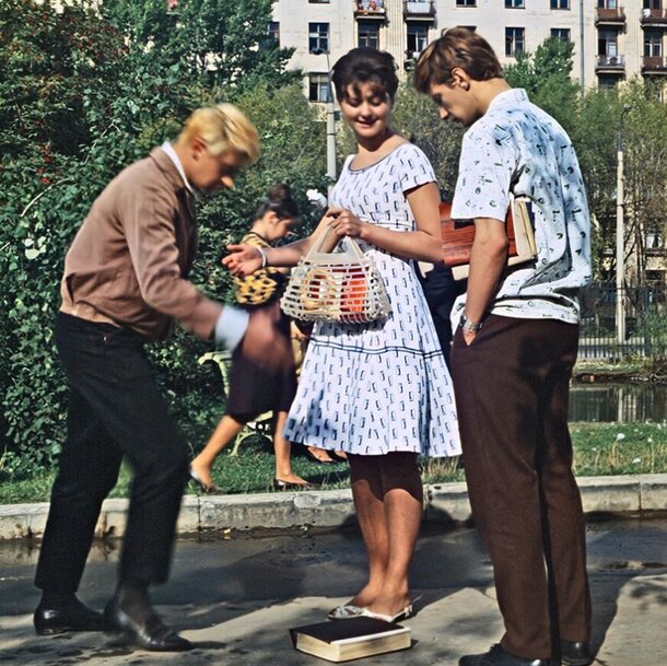 Как Шурик в «Иване Васильевиче» моментально нашел общий язык с царем? Ответ «спрятали» в «Операции “Ы”» – внимание на книгу героя