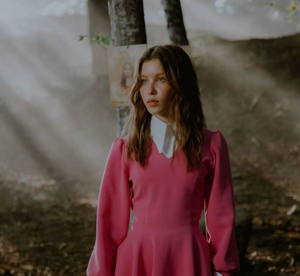 В чем Бикович круче Деппа? Что не так с котом? Сравниваем российскую «Алису в Стране чудес» с шедевральными фильмами Бертона