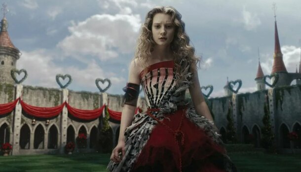 В чем Бикович круче Деппа? Что не так с котом? Сравниваем российскую «Алису в Стране чудес» с шедевральными фильмами Бертона