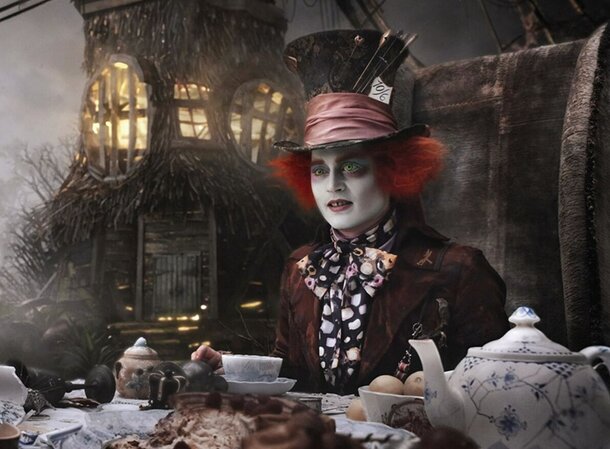 В чем Бикович круче Деппа? Что не так с котом? Сравниваем российскую «Алису в Стране чудес» с шедевральными фильмами Бертона