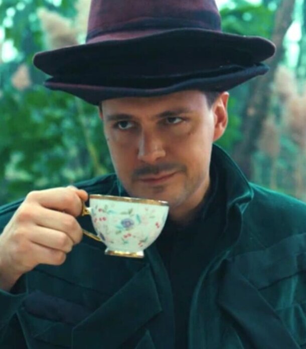 В чем Бикович круче Деппа? Что не так с котом? Сравниваем российскую «Алису в Стране чудес» с шедевральными фильмами Бертона