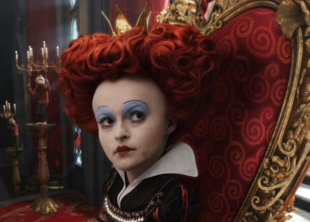 В чем Бикович круче Деппа? Что не так с котом? Сравниваем российскую «Алису в Стране чудес» с шедевральными фильмами Бертона