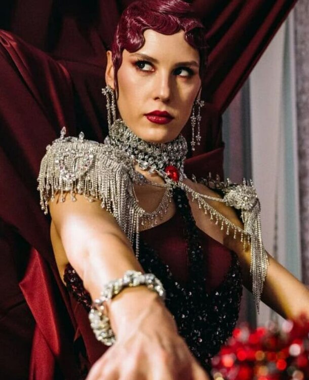 В чем Бикович круче Деппа? Что не так с котом? Сравниваем российскую «Алису в Стране чудес» с шедевральными фильмами Бертона