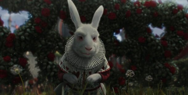 В чем Бикович круче Деппа? Что не так с котом? Сравниваем российскую «Алису в Стране чудес» с шедевральными фильмами Бертона