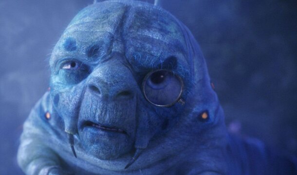 В чем Бикович круче Деппа? Что не так с котом? Сравниваем российскую «Алису в Стране чудес» с шедевральными фильмами Бертона