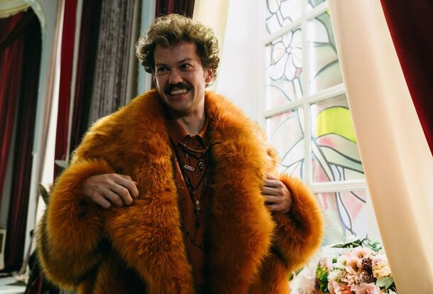 В чем Бикович круче Деппа? Что не так с котом? Сравниваем российскую «Алису в Стране чудес» с шедевральными фильмами Бертона