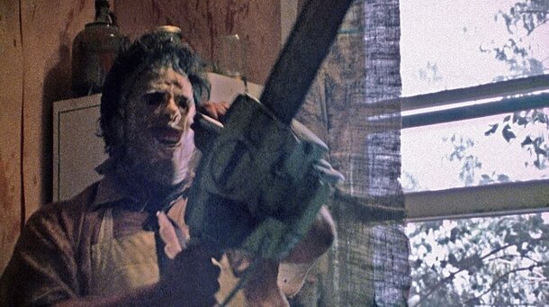 Понравится даже тем, кто от страха закрывает глаза: критик выбрала 3 хоррора для идеального Хэллоуина Кадр из фильма «Техасская резня бензопилой»