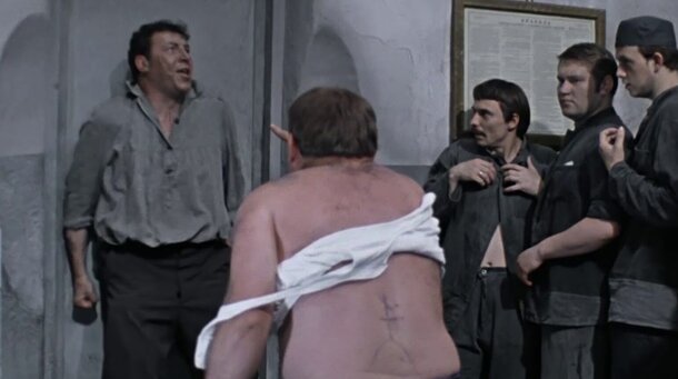 «Это уже ниже плинтуса»: в «Джентльменах удачи» режиссер проморгал 3 «тюремных» ляпа – Доцент не мог быть авторитетом при всем желании