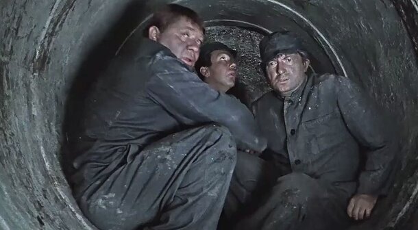 Ляп поймут лишь шоферы: сцена с бетономешалкой в «Джентльменах удачи» стала культовой – но в реальности актеры переломали бы руки и ноги