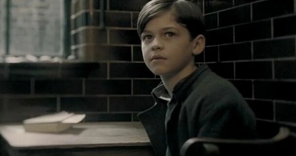 Губки бантиком, бровки... сбриты: как красавец Том Реддл превратился в змееподобного Волан-де-Морта