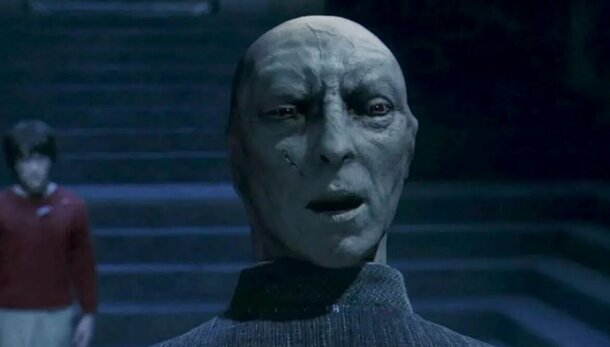 Губки бантиком, бровки... сбриты: как красавец Том Реддл превратился в змееподобного Волан-де-Морта