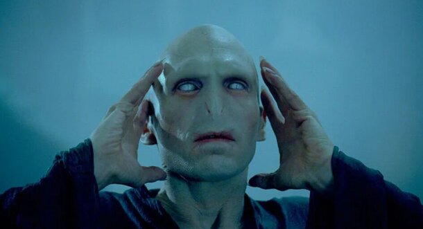 Губки бантиком, бровки... сбриты: как красавец Том Реддл превратился в змееподобного Волан-де-Морта