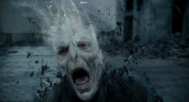 Губки бантиком, бровки... сбриты: как красавец Том Реддл превратился в змееподобного Волан-де-Морта