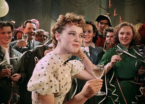 Из-за фильма СССР появилась традиция пить шампанское на Новый год: ленту с оценкой 8.2 сняли для популяризации напитка Из-за фильма СССР появилась традиция пить шампанское на Новый год: ленту с оценкой 8.2 сняли для популяризации напитка