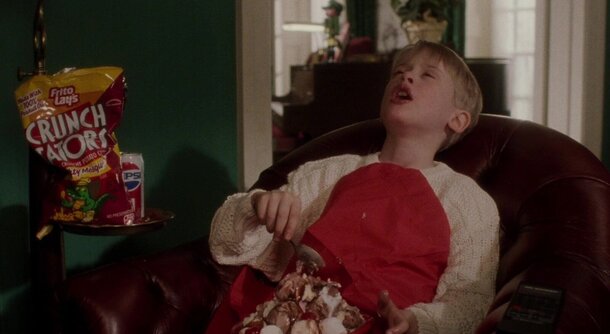 Никакого оливье и селедки под шубой: что ставят на праздничный стол герои «Один дома», «Отпуска по обмену» и «Реальной любви»