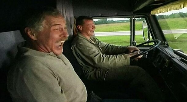 Сашок, Иваныч и… Райхат? В «Дальнобойщиках» всегда был третий водитель кроме Галкина с Гостюхиным: но его не увидеть даже с лупой Сашок, Иваныч и… Райхат? В «Дальнобойщиках» всегда был третий водитель кроме Галкина с Гостюхиным: но его не увидеть даже с лупой