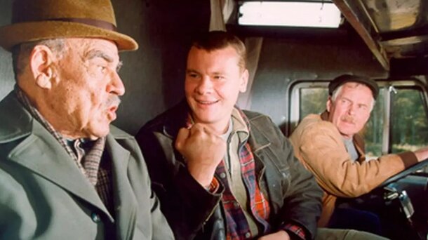 Сашок, Иваныч и… Райхат? В «Дальнобойщиках» всегда был третий водитель кроме Галкина с Гостюхиным: но его не увидеть даже с лупой Сашок, Иваныч и… Райхат? В «Дальнобойщиках» всегда был третий водитель кроме Галкина с Гостюхиным: но его не увидеть даже с лупой