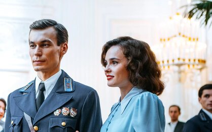 Раньше даже отношения были другими: 3 сериала, похожих по духу на «Любовь Советского союза» Ангелина Стречина и Роман Васильев в фильме «Любовь Советского Союза»