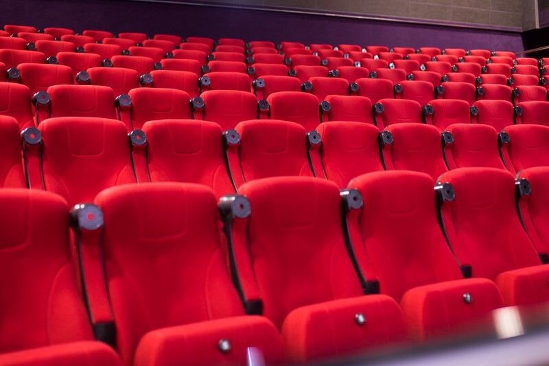 Кинотеатр красная площадь Краснодар. Экран кинотеатра. Последний ряд в кинотеатре фото. Кинотеатр красная площадь краснодар расписание на сегодня